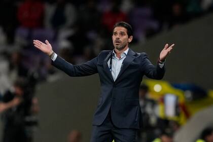 Fernando Gago charlo durante un buen rato con sus jugadores después de la dura caída con Talleres por 4-2