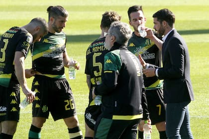 Fernando Gago como DT de Aldosivi en el partido ante Vélez
