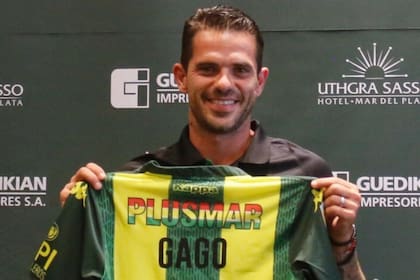 Fernando Gago, con la camiseta de Aldosivi; se le viene su primer desafío como DT