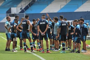 Fernando Gago da indicaciones en medio de un entrenamiento de Racing en el Cilindro de Avellaneda; la Academia mejoró notablemente en los últimos partidos y llega con favoritismo al clásico con Independiente.