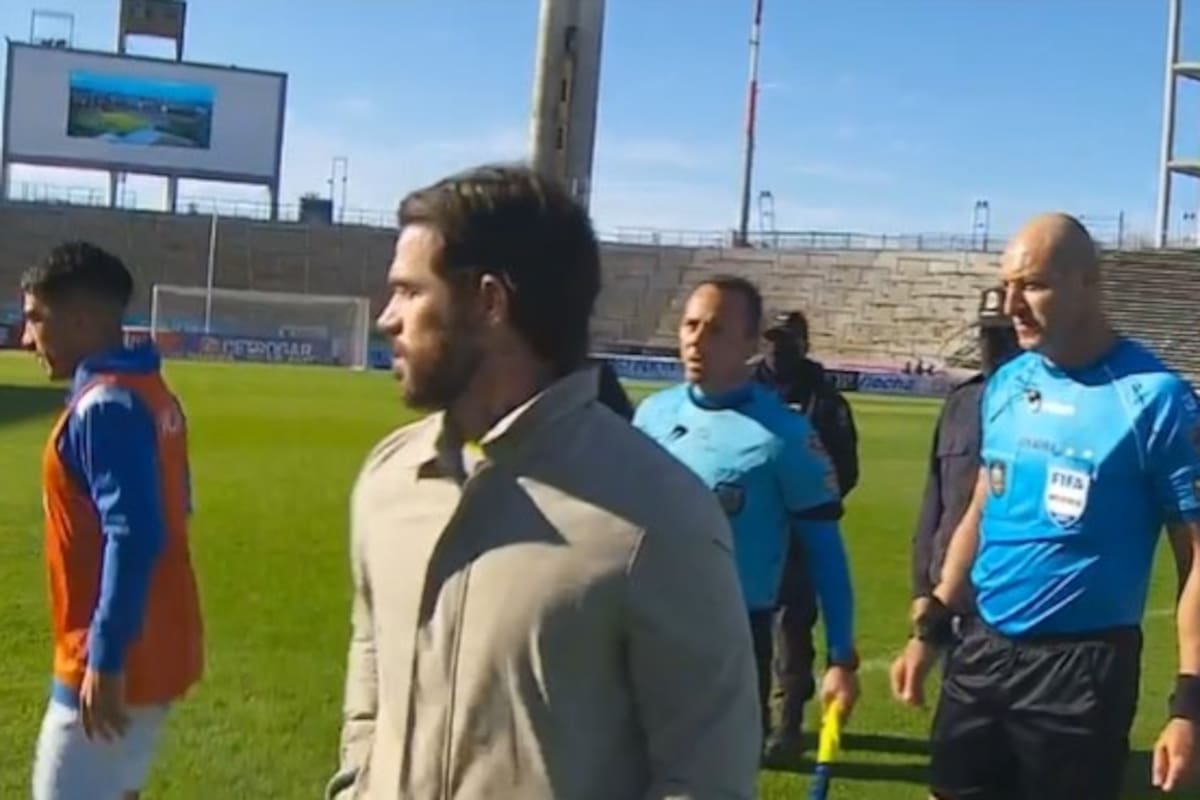 Fernando Gago, DT de Aldosivi, y Néstor Pitana, el árbitro del encuentro ante Godoy Cruz, en un final picante