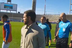 Fernando Gago, DT de Aldosivi, y Néstor Pitana, el árbitro del encuentro ante Godoy Cruz, en un final picante