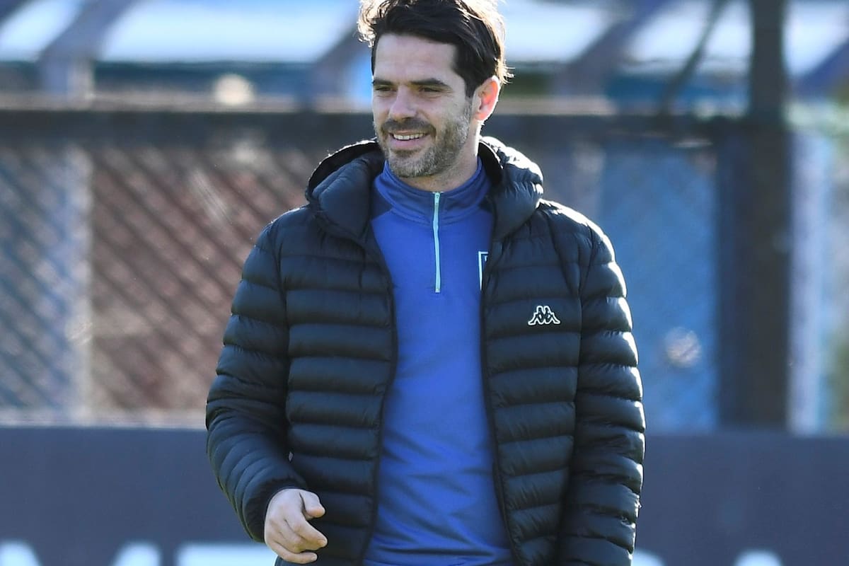 Fernando Gago, entrenador de Racing, en una pose distendida