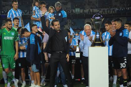 Fernando Gago festeja un título como DT de Racing, tras ganarle una final a Boca