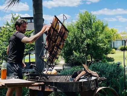Fernando Gago haciendo un asado en su casa, imagen que se repitió en el predio de Boca.