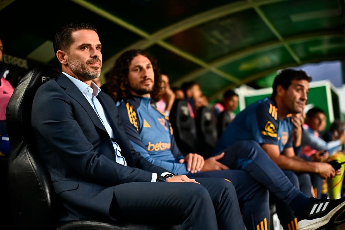 Fernando Gago le pidió ayuda a su ayudante, Fabricio Coloccini y el momento quedó grabado ante las cámaras