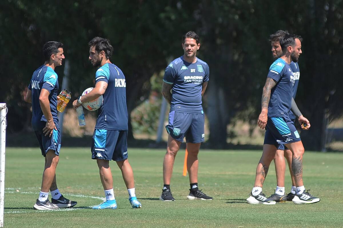 Fernando Gago observa a sus jugadores durante un entrenamiento de Racing, que se prepara para la temporada 2023