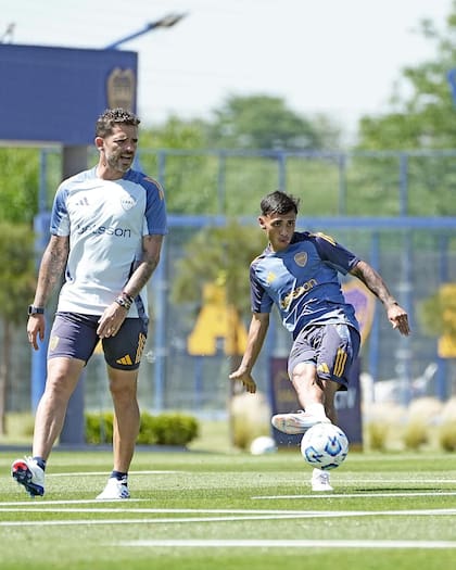 Fernando Gago observa y Milton Delgado ejecuta, durante un entrenamiento de Boca en Ezeiza