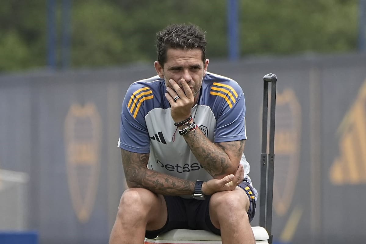 Fernando Gago, pensativo durante un entrenamiento de Boca