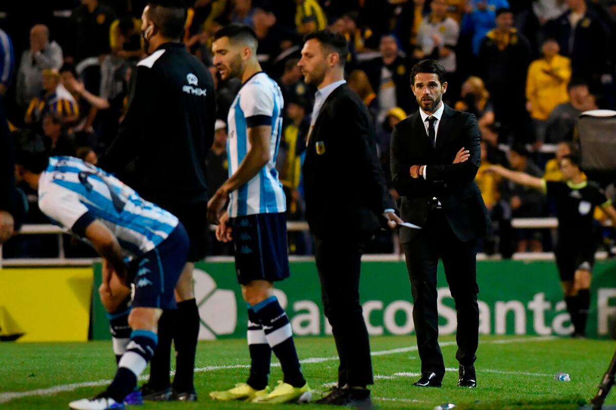 Fernando Gago se presentó como entrenador de Racing en el Gigante de Arroyito, pero su equipo perdió 2-1