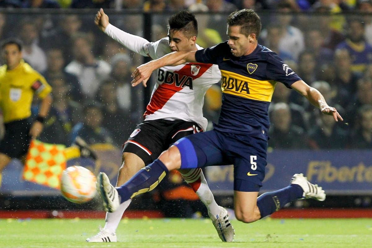 Fernando Gago y Pity Martinez en el último superclásico por copa libertadores en mayo de 2015