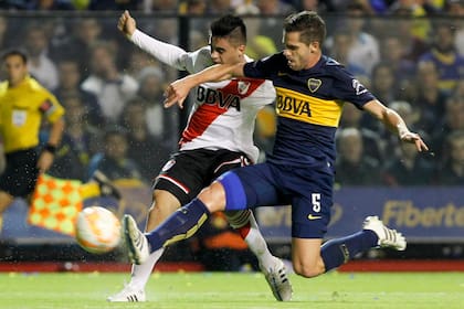 Fernando Gago y Pity Martinez en el último superclásico por Copa Libertadores, en mayo de 2015.