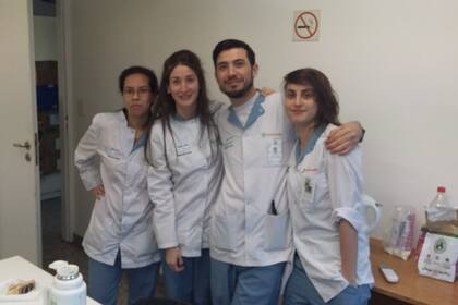 Fernándo Gaitán trabaja en una farmacia y estudia para ser enfermero