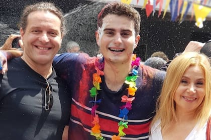 Fernando, Galo Hagelström y Andrea Politti cuando el joven terminó el colegio secundario