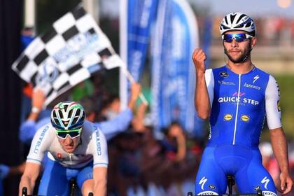 Fernando Gaviria festeja su triunfo en la cuarta etapa