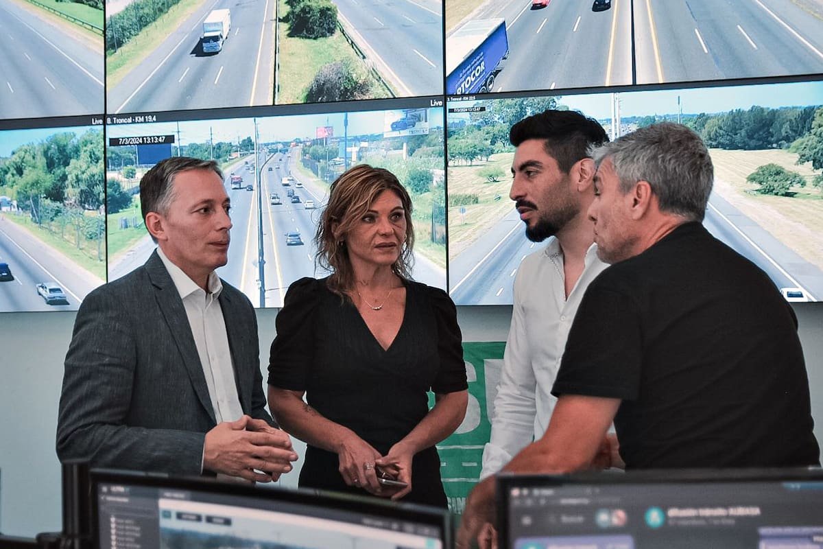 Fernando Gray, Facundo Moyano y Juan Zabaleta, junto a la titular del sindicato de peajes, Florencia Cañabate