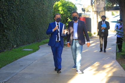 Fernando Gray, con el ministro de Ambiente Juan Cabandié, un cuadro de La Cámpora