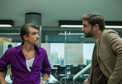 Fernando Guallar, caracterizado como Ambrosi, junto a Juan Ignacio Cane (José Pérez) en una de las escenas de la segunda temporada de Luis Miguel, la serie