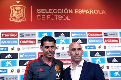 Fernando Hierro con Luis Rubiales, protagonistas de la primera polémica de éste como presidente de Federación Española: a pocas horas del Mundial Rusia 2018, el dirigente despidió al entrenador Julen Lopetegui y lo reemplazó con el ex defensor de Real Madrid.