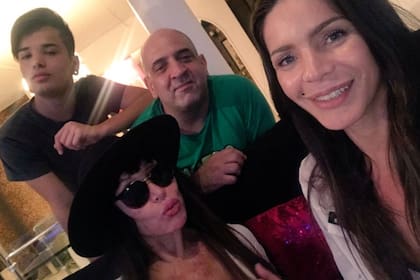 Fernando Jorge "Coco" Shedeen Zacarías (con remera verde), amigo y hombre de confianza de Moria Casán, fue detenido tras un procedimiento en un local bailable que no tenía habilitación