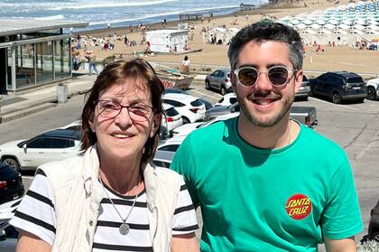 Fernando, junto a su madre.