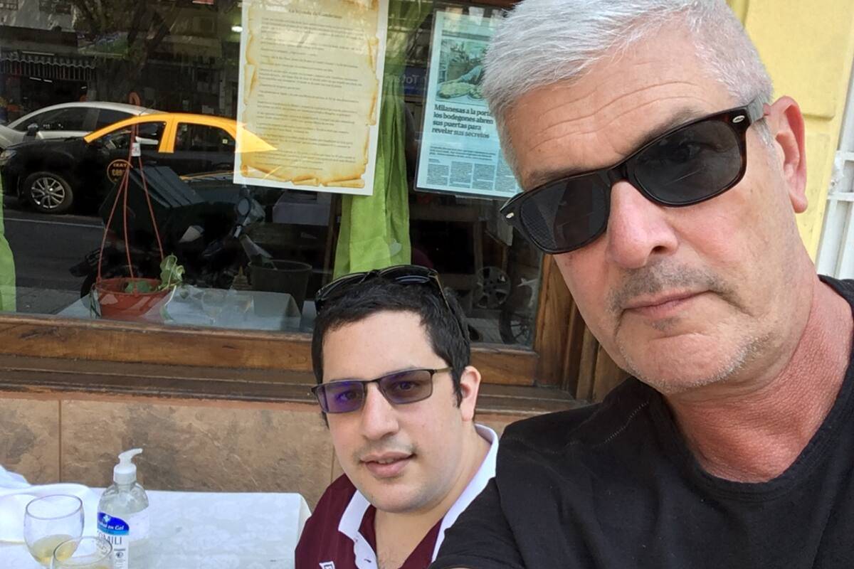 Fernando junto a su hijo, Pedro.