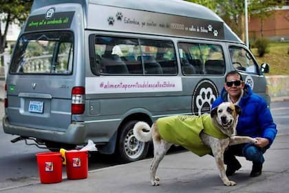 Fernando Kushner dedica varias horas al día a alimentar perros callejeros en La Paz.