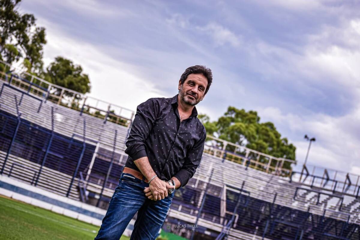 Fernando Lavecchia, conductor del Especial de fin de año de TyC Sports, en el estadio de Gimnasia de La Plata hace algunos años