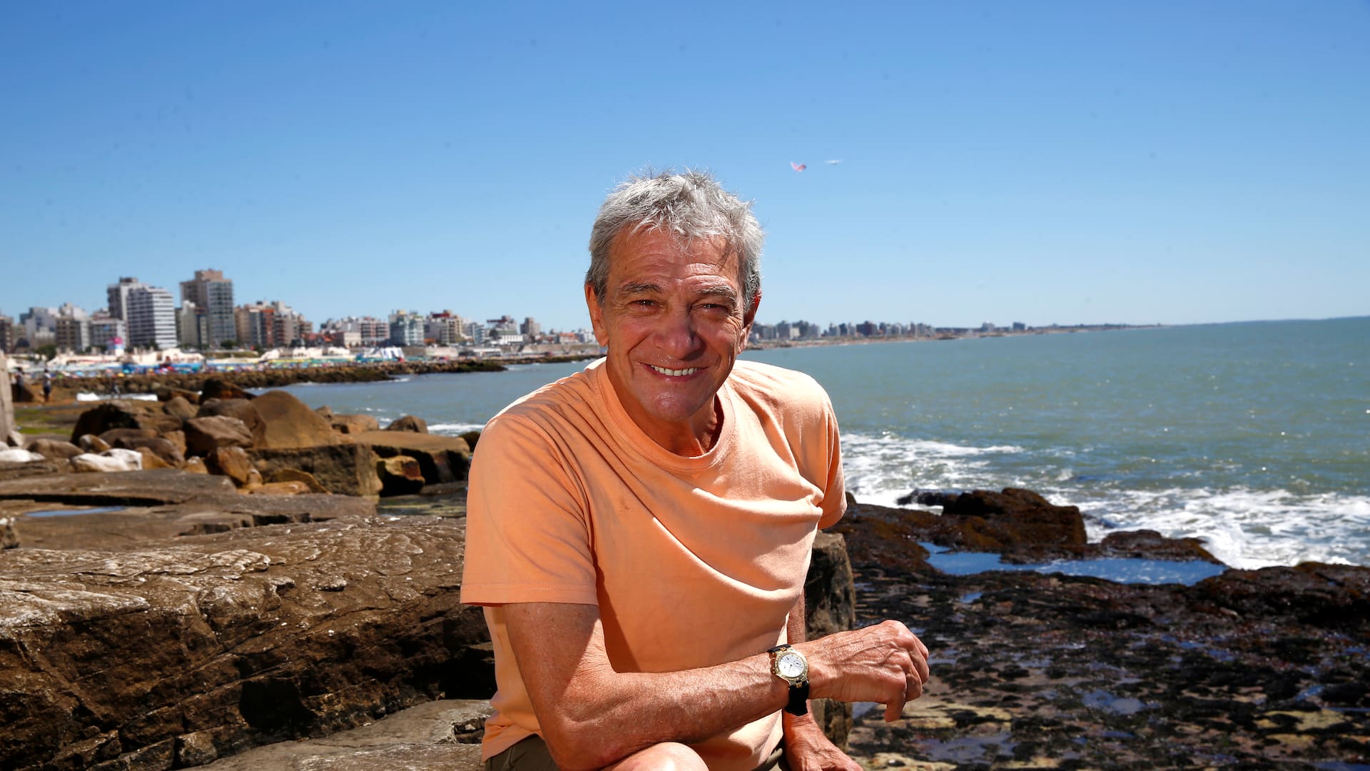 Fernando Lúpiz disfruta de la temporada marplatense, mientras proyecta un año con la posibilidad de regresar con el texto de Edmond Rostand a Buenos Aires y exponer sus pinturas en una galería porteña
