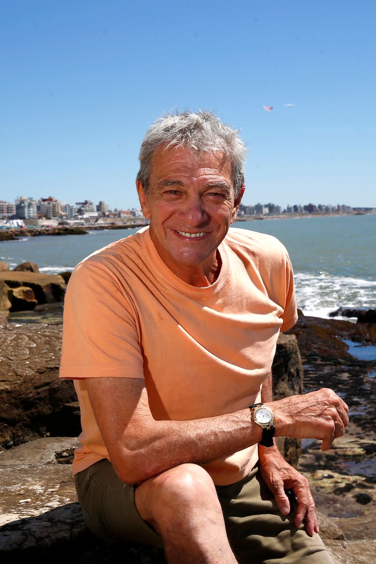 Fernando Lúpiz disfruta de la temporada marplatense, mientras proyecta un año con la posibilidad de regresar con el texto de Edmond Rostand a Buenos Aires y exponer sus pinturas en una galería porteña