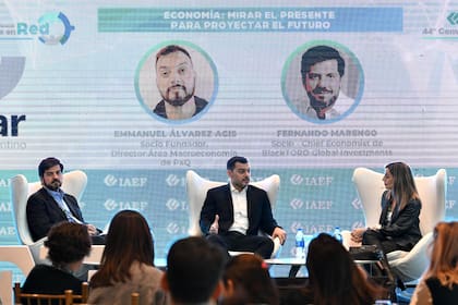 Fernando Marengo, socio y Chief Economist de BlackTORO Global Investments, y Emmanuel Álvarez Agis, socio fundador de PxQ, entrevistados por Florencia Donovan, periodista de LA NACION