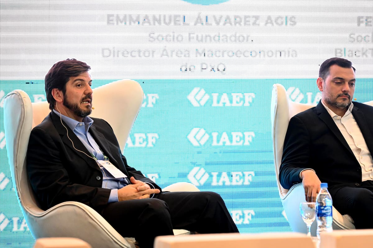 Fernando Marengo, socio y Chief Economist de BlackTORO Global Investments, y Emmanuel Álvarez Agis, socio fundador de PxQ, entrevistados por Florencia Donovan, periodista de LA NACION