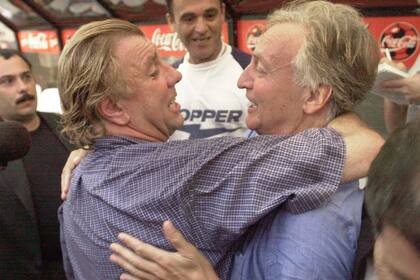 Fernando Marín festeja junto a Mostaza Merlo el título de 2001: Racing quebró una sequía de 35 años sin conquistas locales