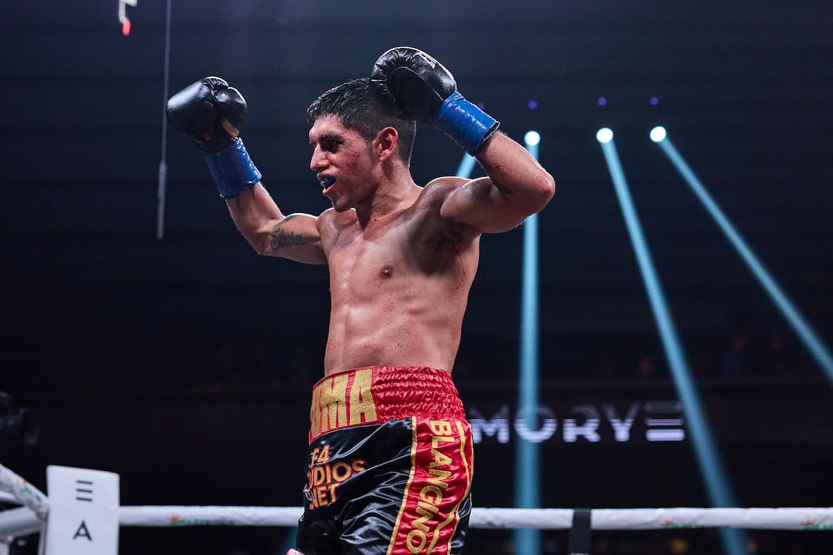 Fernando Martinez celebra, la noche en que se consagró campeón mundial. Ahora espera y desespera