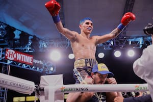 Fernando Martínez, en andas tras una victoria clara y decisiva en Los Angeles