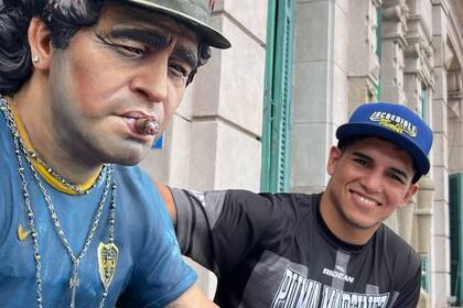 Fernando Martínez en la Boca y al lado de una escultura de Diego Maradona; quiere pelear en la Bombonera