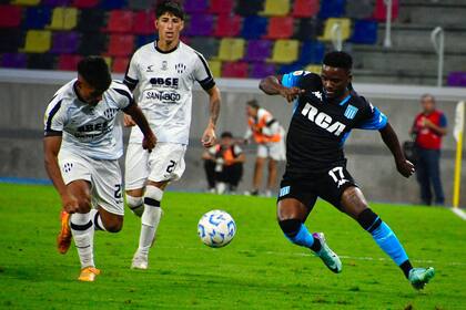 Fernando Martínez pugna con Johan Carbonero, delante de Alexis Segovia; un Central Córdoba fresco y motivado dejó sin chances en la Liga Profesional a un Racing entre relajado y disperso.