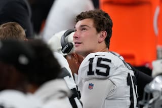 Fernando Mendoza tiene mucha experiencia a su lado en la sala de quarterbacks de los Raiders