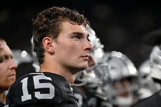 Fernando Mendoza se sumerge en videos tras derrota de Raiders en debut de pretemporada
