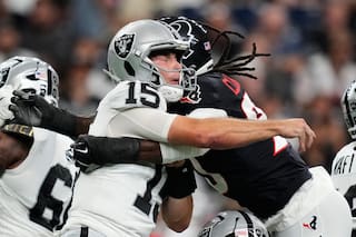 Fernando Mendoza lanza un pick-6 y sufre en primera mitad, pero Raiders superan 22-20 a Texans