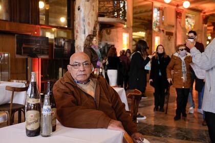 Fernando Miño trabajó durante 36 años en el servicio de lunch de la confitería. Con 81 años y lágrimas en los ojos, hoy revivió buena parte de su historia