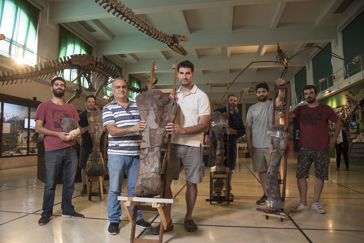 Fernando Novas y Marcelo Isasi (en el centro), y equipo, en el museo