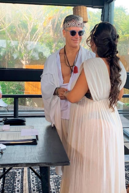 Fernando optó por un relajado look total white, que combinó con lentes de sol y una corona “por pedido de mi mujer”.