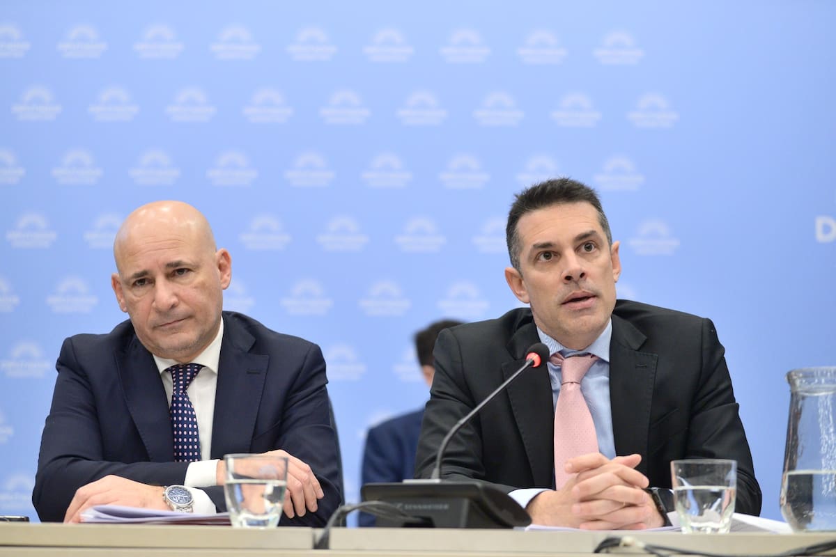 Fernando Oscar Soto (director nacional de Normativa y relación con los Poderes Judiciales y Ministerios Públicos) y Sebastián Amerio (secretario de Justicia de la Nación), durante el plenario de las comisiones de Legislación Penal; Familias, Niñez y Juventudes; Justicia y Presupuesto y Hacienda