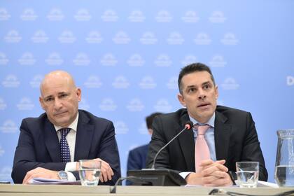 Fernando Oscar Soto (director nacional de Normativa y relación con los Poderes Judiciales y Ministerios Públicos) y Sebastián Amerio (secretario de Justicia de la Nación), durante el plenario de las comisiones de Legislación Penal; Familias, Niñez y Juventudes; Justicia y Presupuesto y Hacienda