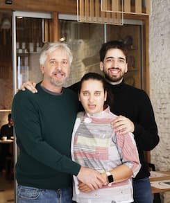 Es pediatra y creó el primer restaurante atendido por jóvenes neurodivergentes para ayudar a su hija a insertarse laboralmente