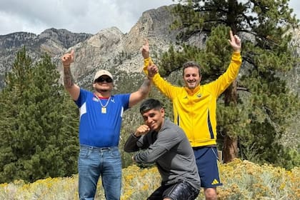 Fernando "Pumita" Martínez, adelante, flanqueado por Chino Maidana y Fernando Calabrese, su entrenador, durante la preparación para la pelea de unificación del título supermosca contra Jesse "Bam" Rodriguez