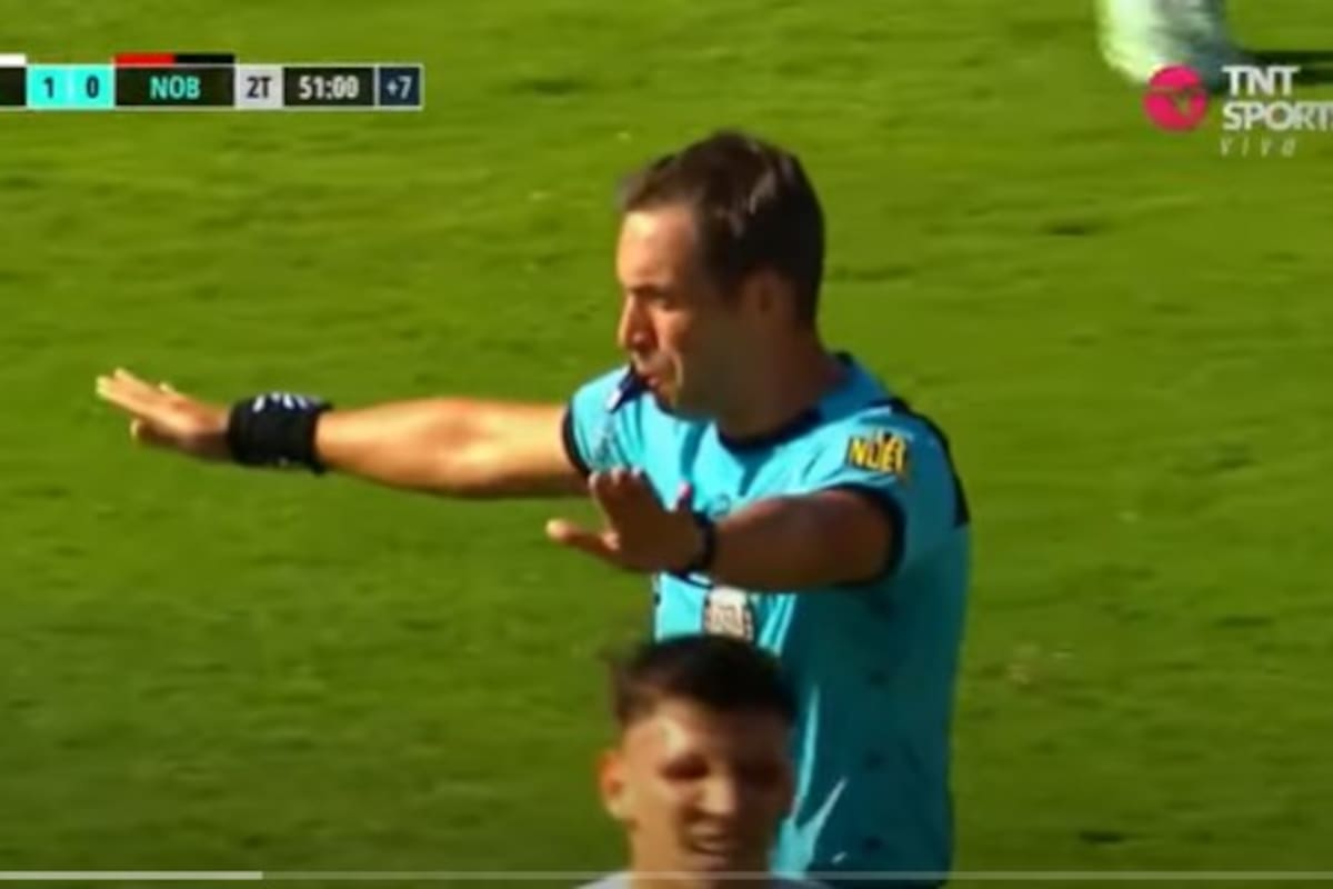 Fernando Rapallini, el árbitro de Unión vs. Newell's, finaliza el partido a los 51 minutos del segundo tiempo, pero había dado 7 de adicionado al reglamentario; el VAR lo llamó y le hizo reanudar el tiempo faltante