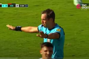 Fernando Rapallini, el árbitro de Unión vs. Newell's, finaliza el partido a los 51 minutos del segundo tiempo, pero había dado 7 de adicionado al reglamentario; el VAR lo llamó y le hizo reanudar el tiempo faltante