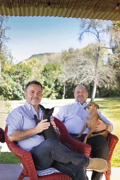 Fernando Rearte y Osvaldo González, los anfitriones y sus mascotas rescatadas